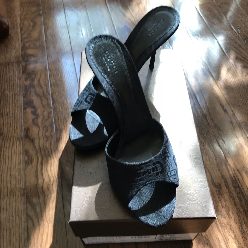 Black fabric Gucci heels. Hugging logo on fabric.